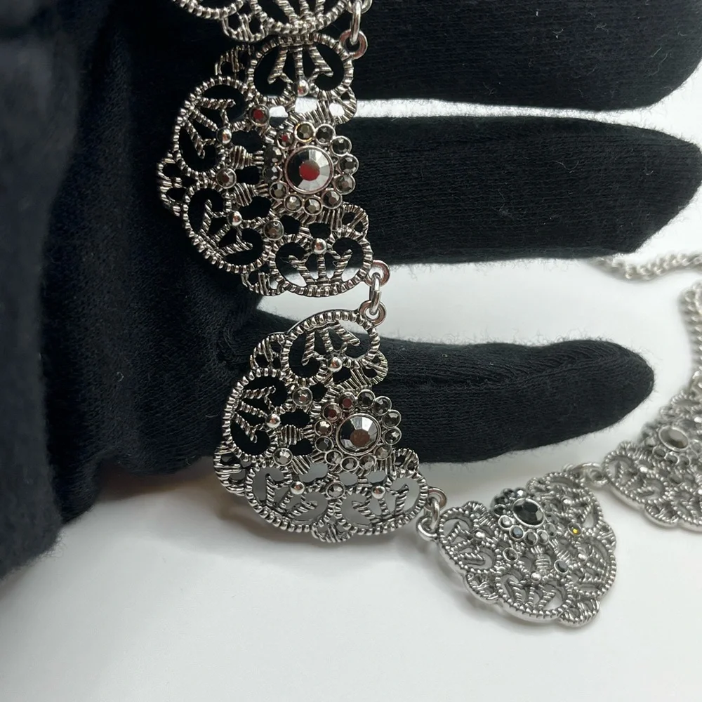 Stunning vintage silver tone filigree ornate chic bib necklace gray rhinestones
